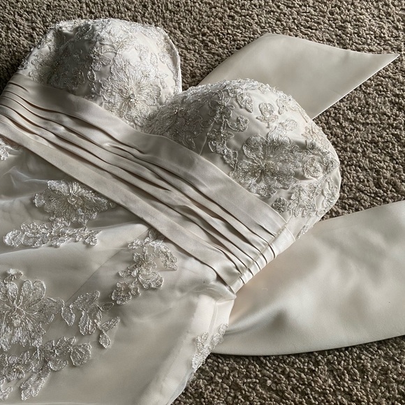 Oleg Cassini Wedding Dress - Picture 3 of 11